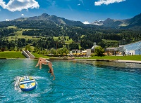 Sprung ins kühlende Nass (Bergparadies Dorfgastein)