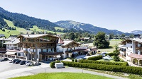 Sommerlicher Blick auf die gesamte Hotelanlage (c) Renate Sykes (Vitalhotel Sonnenhof)
