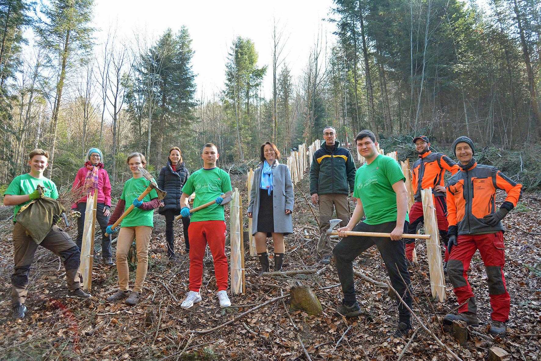 Baumpflanzaktion Karl Knauer Azubis (Bildquelle: Bild: Karl Knauer KG)