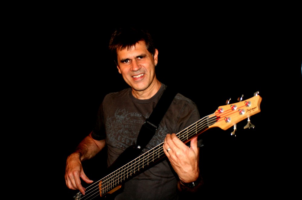 Songwriter, Multi-Instrumentalist, Sänger& Musikproduzent"Jo Oliver" hier mit einem 5-string Bass