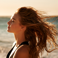 Geschmeidiges und glänzendes Haar mit dem Haarwasser von Sonnenmoor (c) stock Canva.com (SonnenMoor) Geschmeidiges und glänzendes Haar mit dem Haarwasser von Sonnenmoor (c) stock Canva.com (SonnenMoor)
