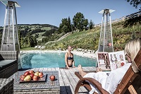 Entspannung auf den Wellness-Liegen am Natur-Badeteich (Bergdorf Prechtlgut)