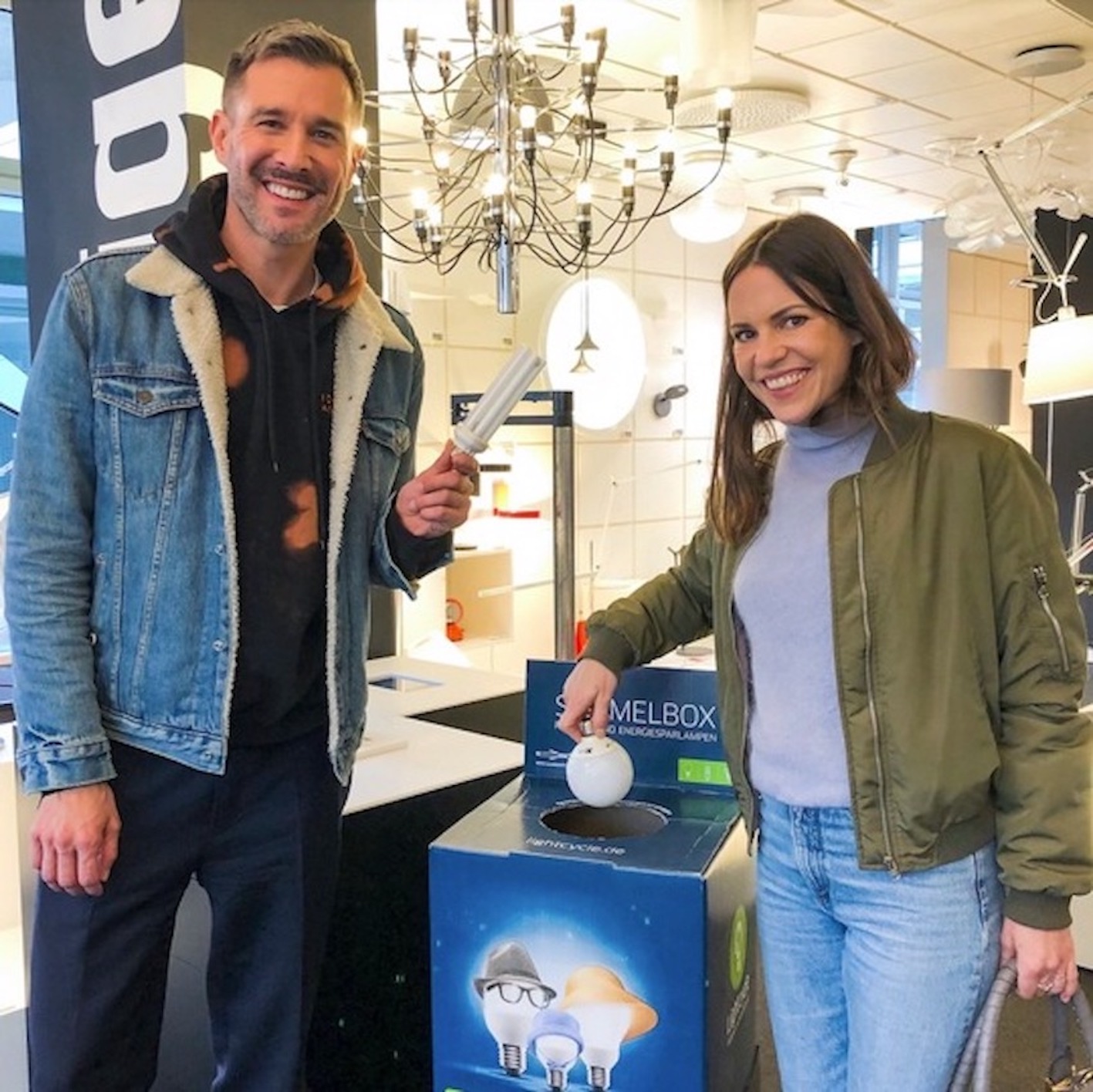 Birthe Wolter und Jochen Schropp beim Lampen-Recycling an der Sammelbox bei Prediger Lichtberater Berlin, sammelstellensuche.de Bi