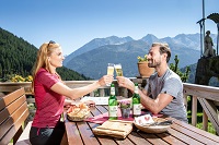 Brunchen bei atemberaubendem Bergpanorama (TVB Tux-Finkenberg) Brunchen bei atemberaubendem Bergpanorama (TVB Tux-Finkenberg)