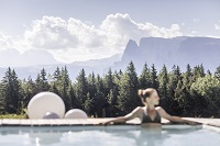 Baden in Sole-Wasser mit hohen Anteil von Mineralsalzen (c) Armin Huber (Hotel Tann)