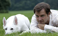 Martin Ruetter versteht was Hunde wollen – Martin Rütter mit Hündin Gaia. Quelle: M.Grande Martin Ruetter versteht was Hunde wollen – Martin Rütter mit Hündin Gaia. Quelle: M.Grande