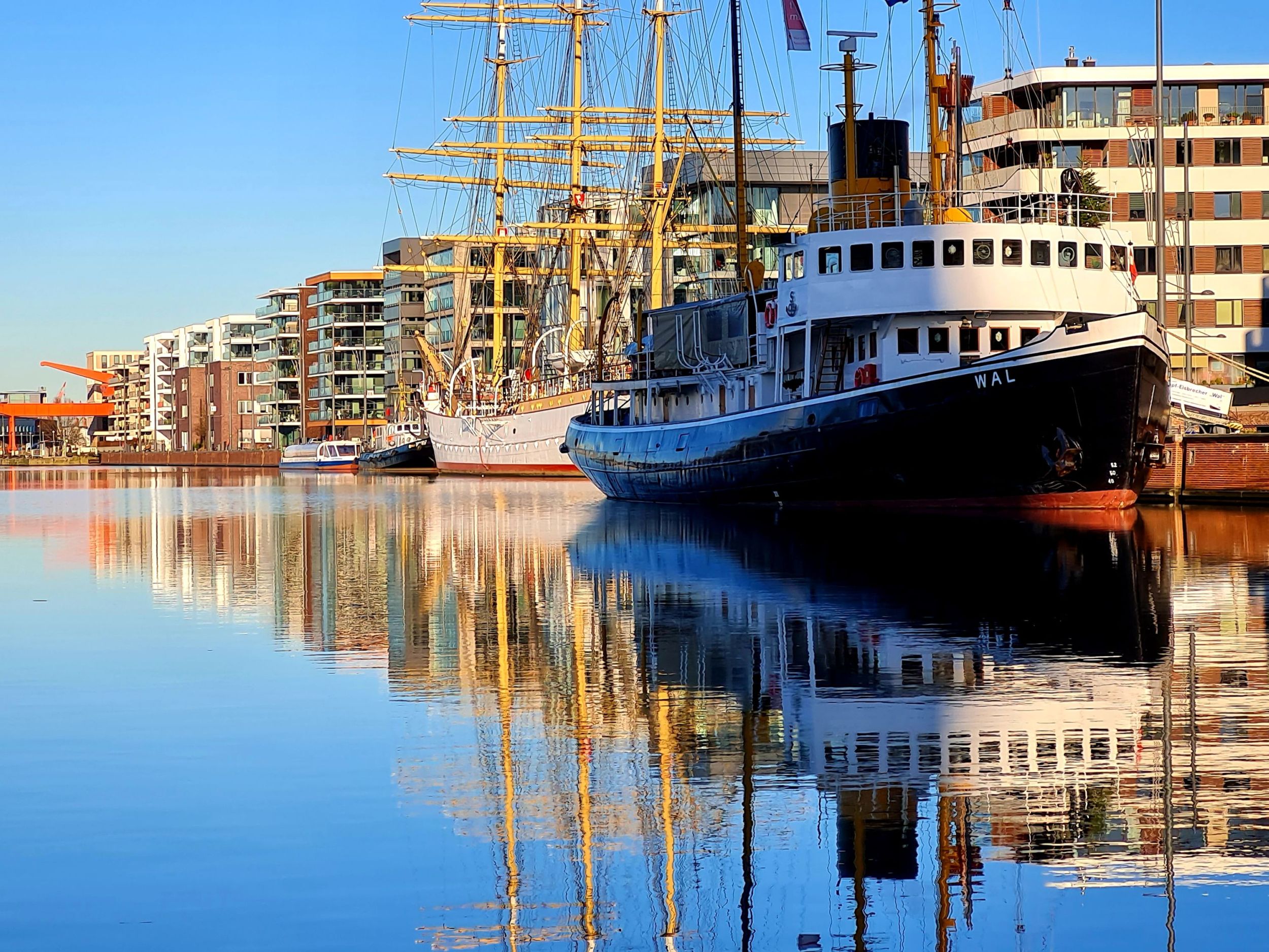 Die Führung"Schiffe kieken" in Bremerhaven führt auch auf einen Dampfeisbrecher und einen Segler Die Führung"Schiffe kieken" in Bremerhaven führt auch auf einen Dampfeisbrecher und einen Segler