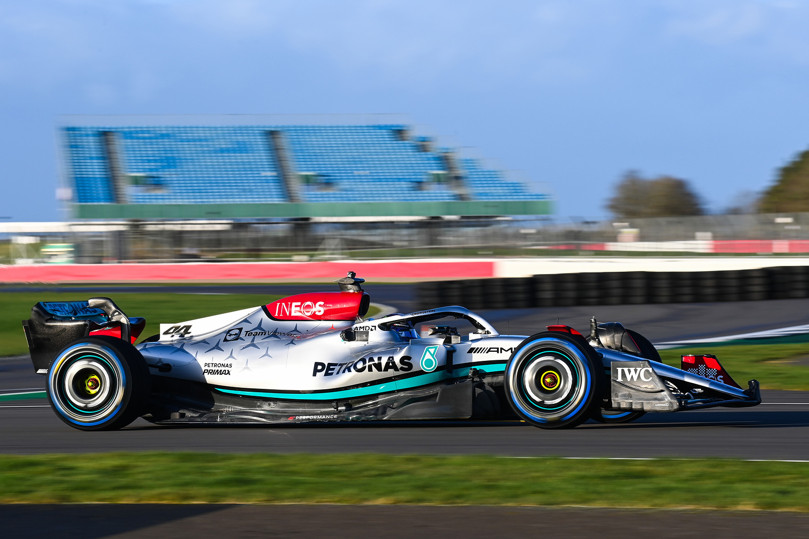 Der Formel 1-Rennwagen des Mercedes-AMG Petronas Teams für die Saison 2022 im Farbton Sterling Silve Der Formel 1-Rennwagen des Mercedes-AMG Petronas Teams für die Saison 2022 im Farbton Sterling Silve