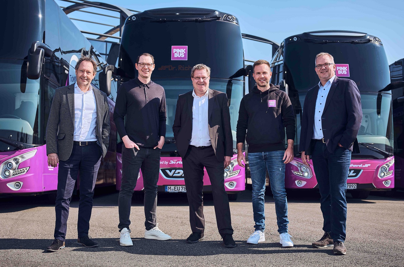 Unternehmensvertreter von PINKBUS, Dr. Richard und VDL freuen sich auf die Zusammenarbeit. Unternehmensvertreter von PINKBUS, Dr. Richard und VDL freuen sich auf die Zusammenarbeit.