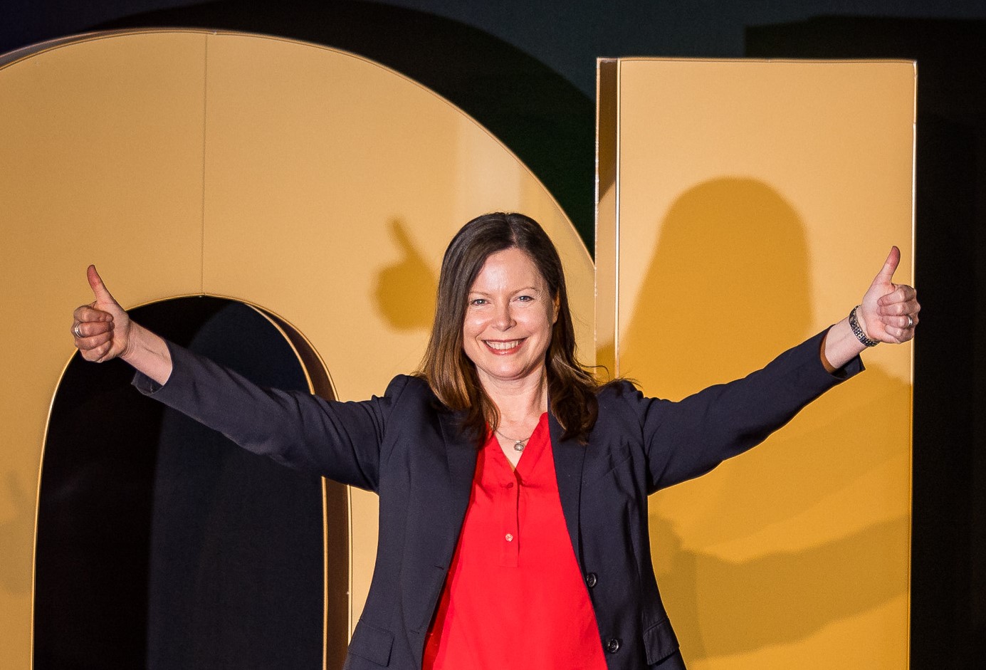 Finalistin Birgit Stülten gewinnt den Excellence Award beim Speaker Slam. Fotocredit: Dominik Pfau Finalistin Birgit Stülten gewinnt den Excellence Award beim Speaker Slam. Fotocredit: Dominik Pfau