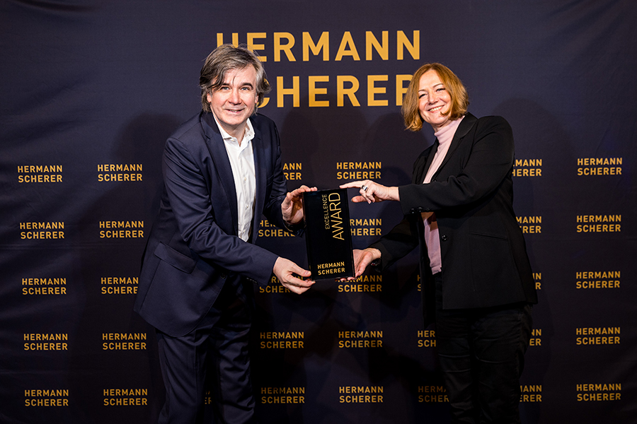 Andrea Menzel erhält den Excellence Award
