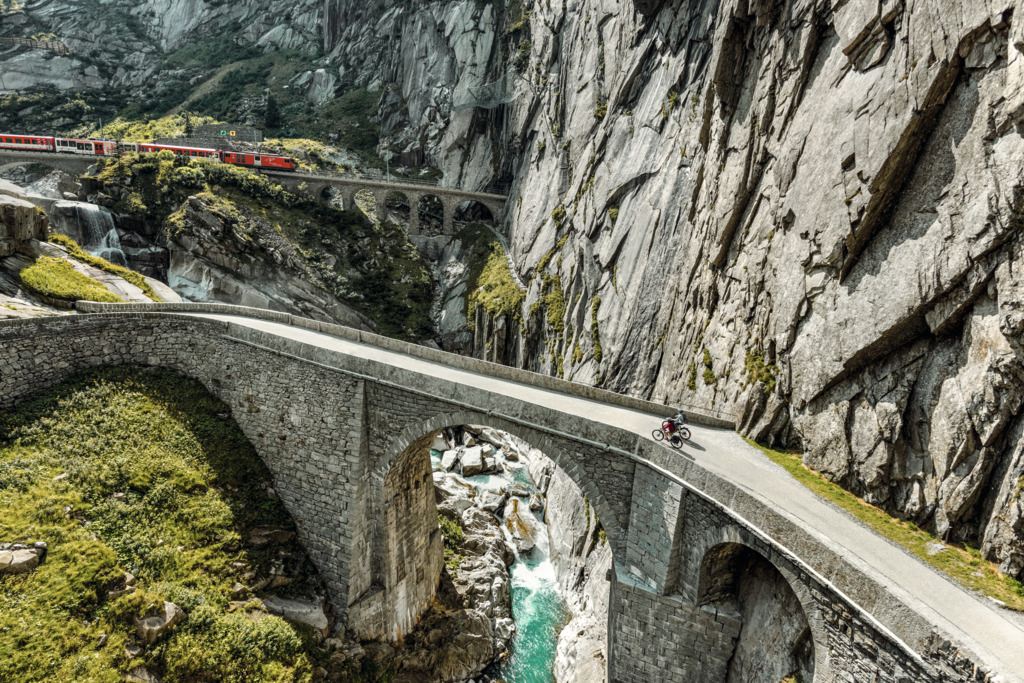 Eines von vielen Highlights auf der neuen Route 1291: DieÜbequerung der Teufelbrücke bei Andermatt (Bildquelle:©Switzerland Tourism / Nico Schaerer)