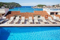 Liegestühle mit Blick auf das Meer (Hotel Espléndido)