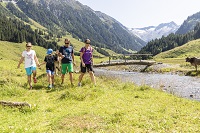 Familie beim Wandern (c) Zillertal Arena (MY ALPENWELT RESORT)