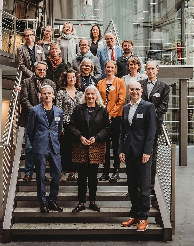 Vordere Reihe v.l.n.r.: Stefan Charles, Isabel Pfeiffer-Poensgen, Norbert Minwegen (Bildquelle:©Monika Tambour) Vordere Reihe v.l.n.r.: Stefan Charles, Isabel Pfeiffer-Poensgen, Norbert Minwegen (Bildquelle:©Monika Tambour)