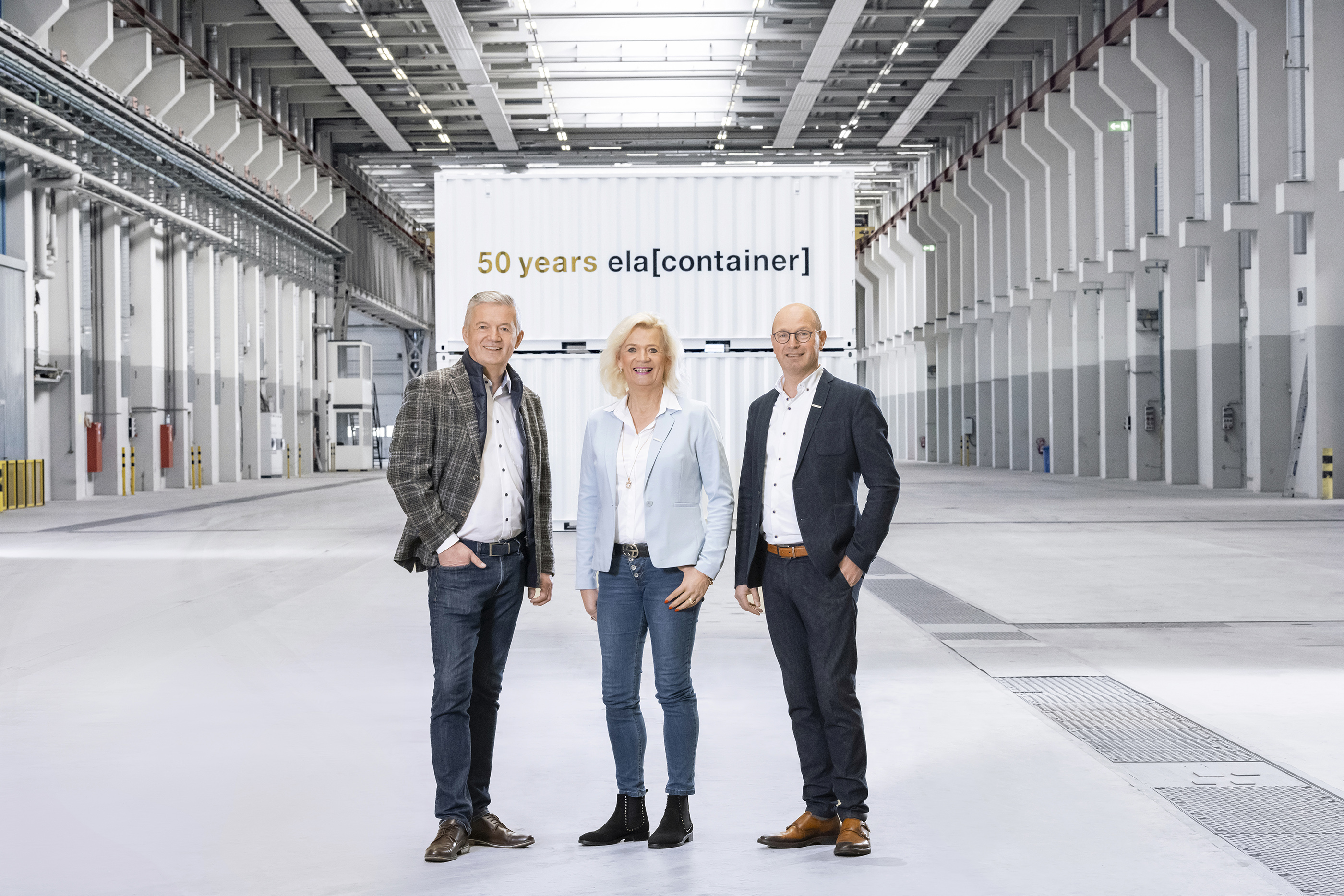 Die ELA Geschäftsleitung mit Tim Albers, Liesel Albers-Bentlage und Günter Albers (v. l. n. r.) vor dem Jubiläumscontainer.