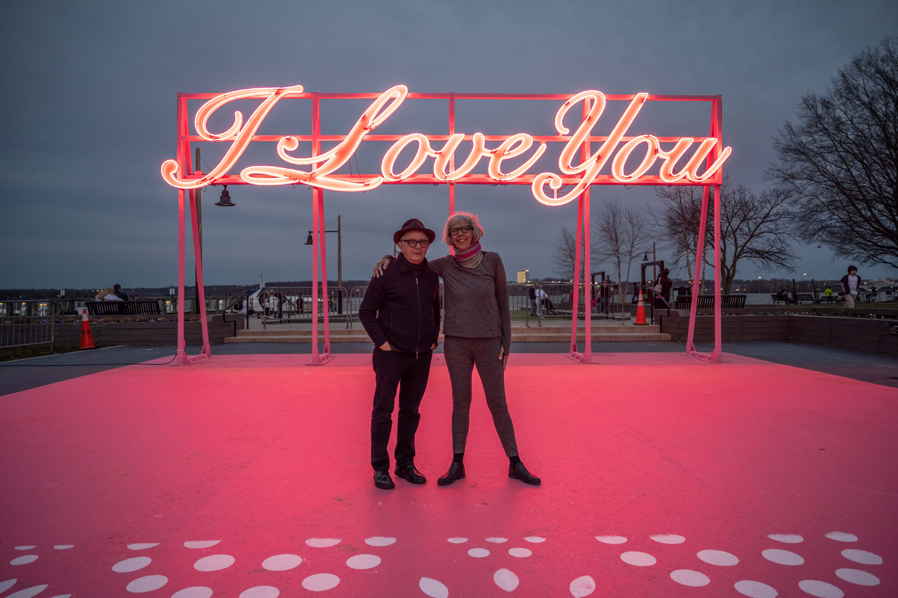 Das Künstlerehepaar Rosario Marquardt und Roberto Behar vor seinem Werk I Love You in Alexandria (Bildquelle: Laura Hatcher for City of Alexandria) Das Künstlerehepaar Rosario Marquardt und Roberto Behar vor seinem Werk I Love You in Alexandria (Bildquelle: Laura Hatcher for City of Alexandria)