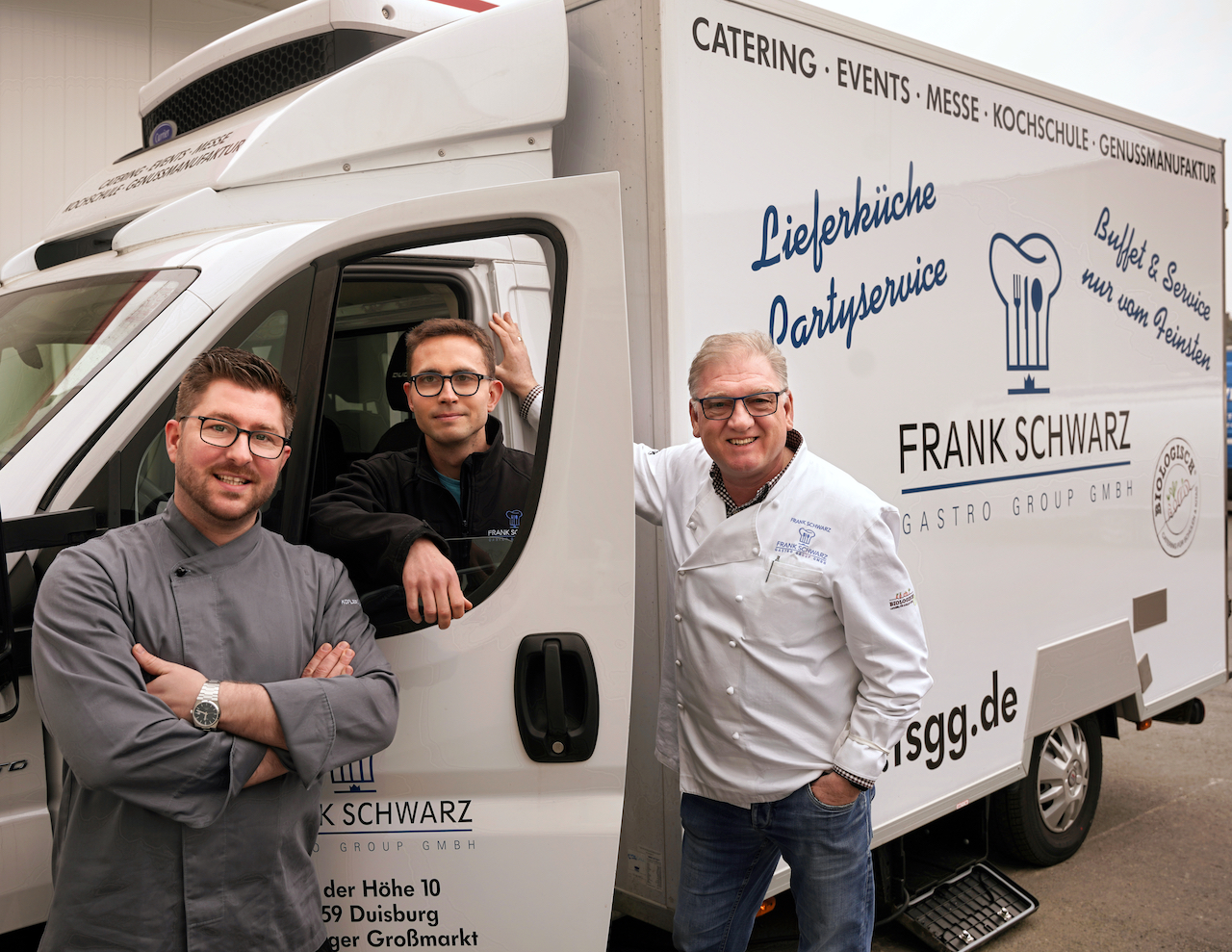 Angelo Vocale, Jan Vahnenbruck und Frank Schwarz (v. l.) mit dem neuen Auslieferungsfahrzeug. © Holg Angelo Vocale, Jan Vahnenbruck und Frank Schwarz (v. l.) mit dem neuen Auslieferungsfahrzeug. © Holg