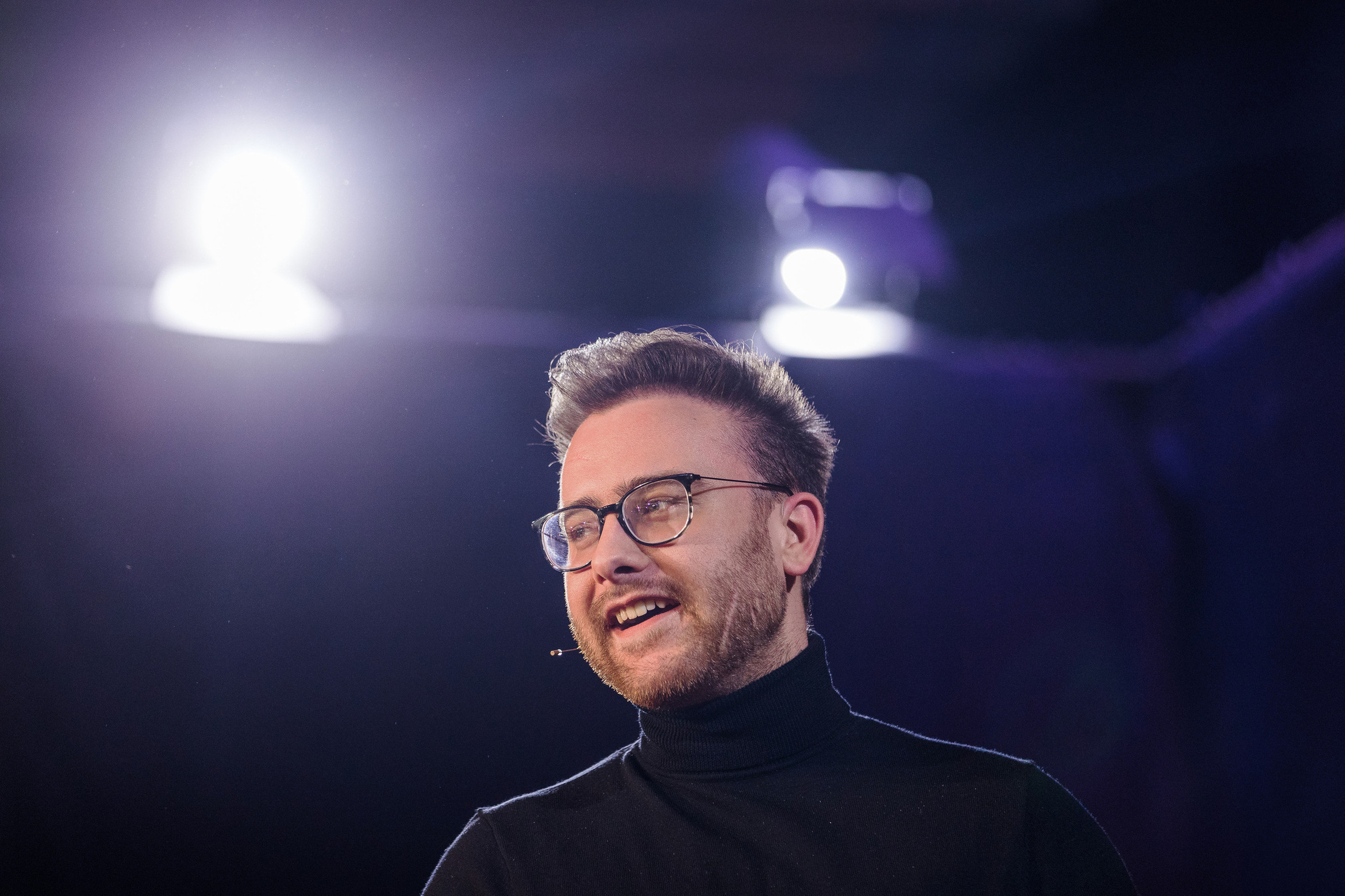 Der Experte Niklas Friedenreich bei seinem Vortrag auf dem internationalen Speaker Slam. (Bildquelle: Dominik Pfau) Der Experte Niklas Friedenreich bei seinem Vortrag auf dem internationalen Speaker Slam. (Bildquelle: Dominik Pfau)