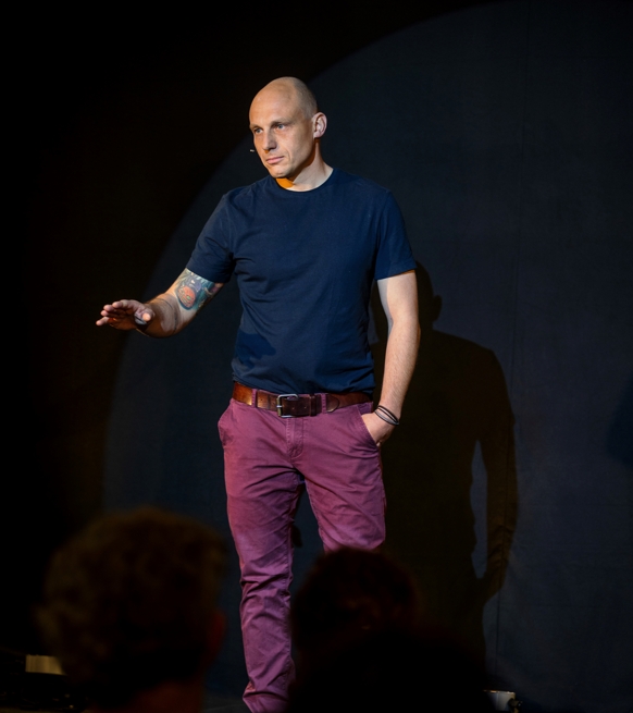 Michael Lanthaler auf der Bühne beim diesjährigen internationalen Speakerslam Michael Lanthaler auf der Bühne beim diesjährigen internationalen Speakerslam