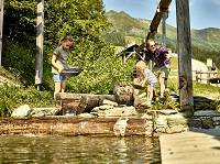 Goldwaschen bei traumhaften Sommerwetter (c) MAYA Inspiranto (Tourismusverband Rauris) Goldwaschen bei traumhaften Sommerwetter (c) MAYA Inspiranto (Tourismusverband Rauris)