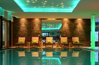 Pool in grüner Beleuchtung (c) Sabine Jacobs (Hotel Gutjahr)