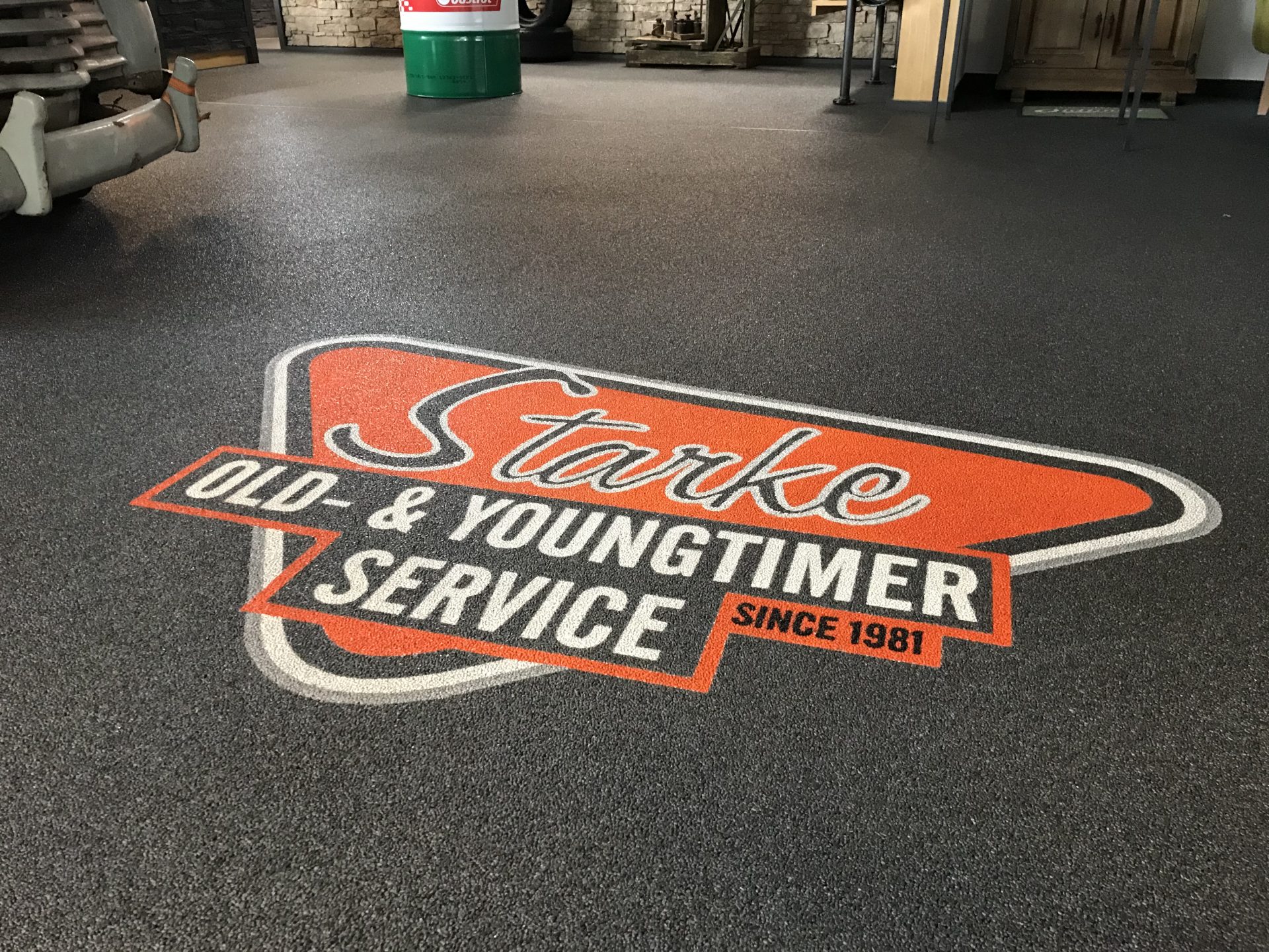 Firmenlogo auf Steinteppich