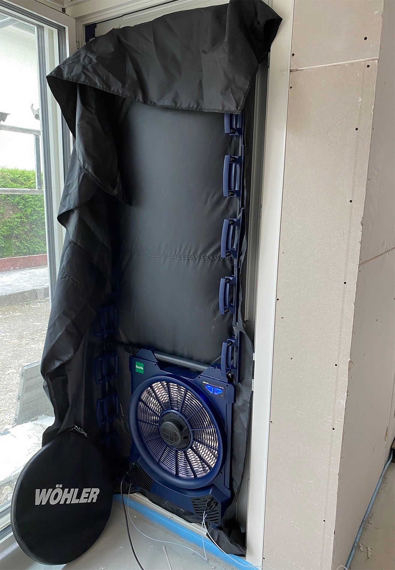BayWa Baustoffe bietet jetzt auch Blower-Door-Tests zur Überprüfung der Luftdichtheit der Gebäudehülle an. Foto: BayWa AG BayWa Baustoffe bietet jetzt auch Blower-Door-Tests zur Überprüfung der Luftdichtheit der Gebäudehülle an. Foto: BayWa AG