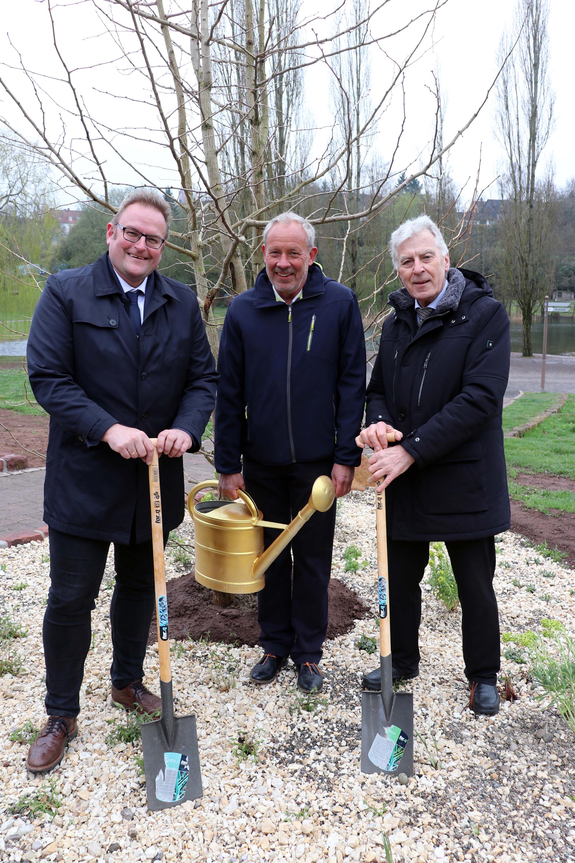 Gemeinsame Pflanzung eines Ginkgo-Baums im Pirmasenser Strecktalpark (Bildquelle: Stadt Pirmasens) Gemeinsame Pflanzung eines Ginkgo-Baums im Pirmasenser Strecktalpark (Bildquelle: Stadt Pirmasens)