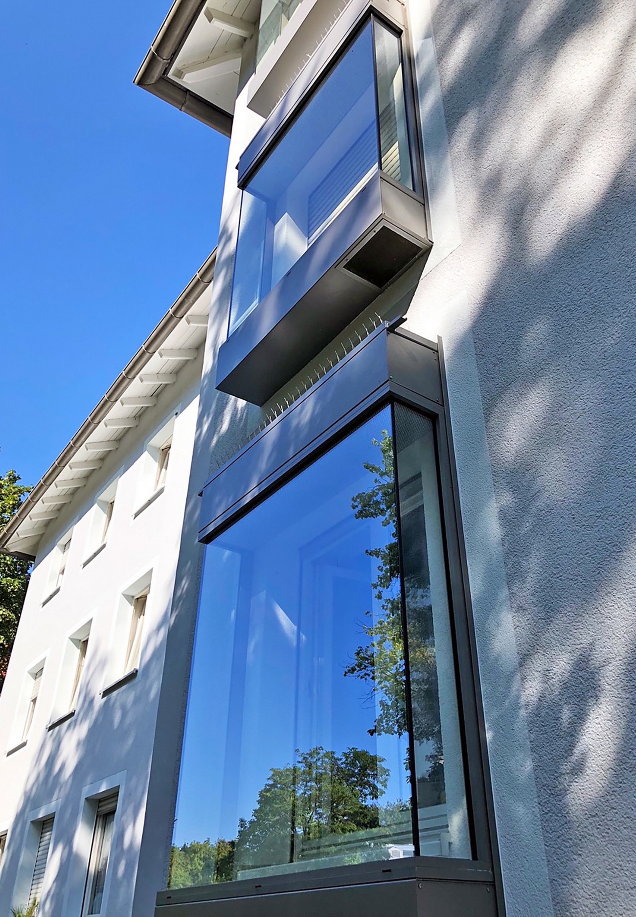 Der verglaste Schallschutzkasten mit Stahlrahmen kann zusätzlich mit Luftgütesensoren und einer Lüftung ausgestattet werden.