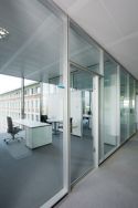 Blick durch das transparente Büro auf das 