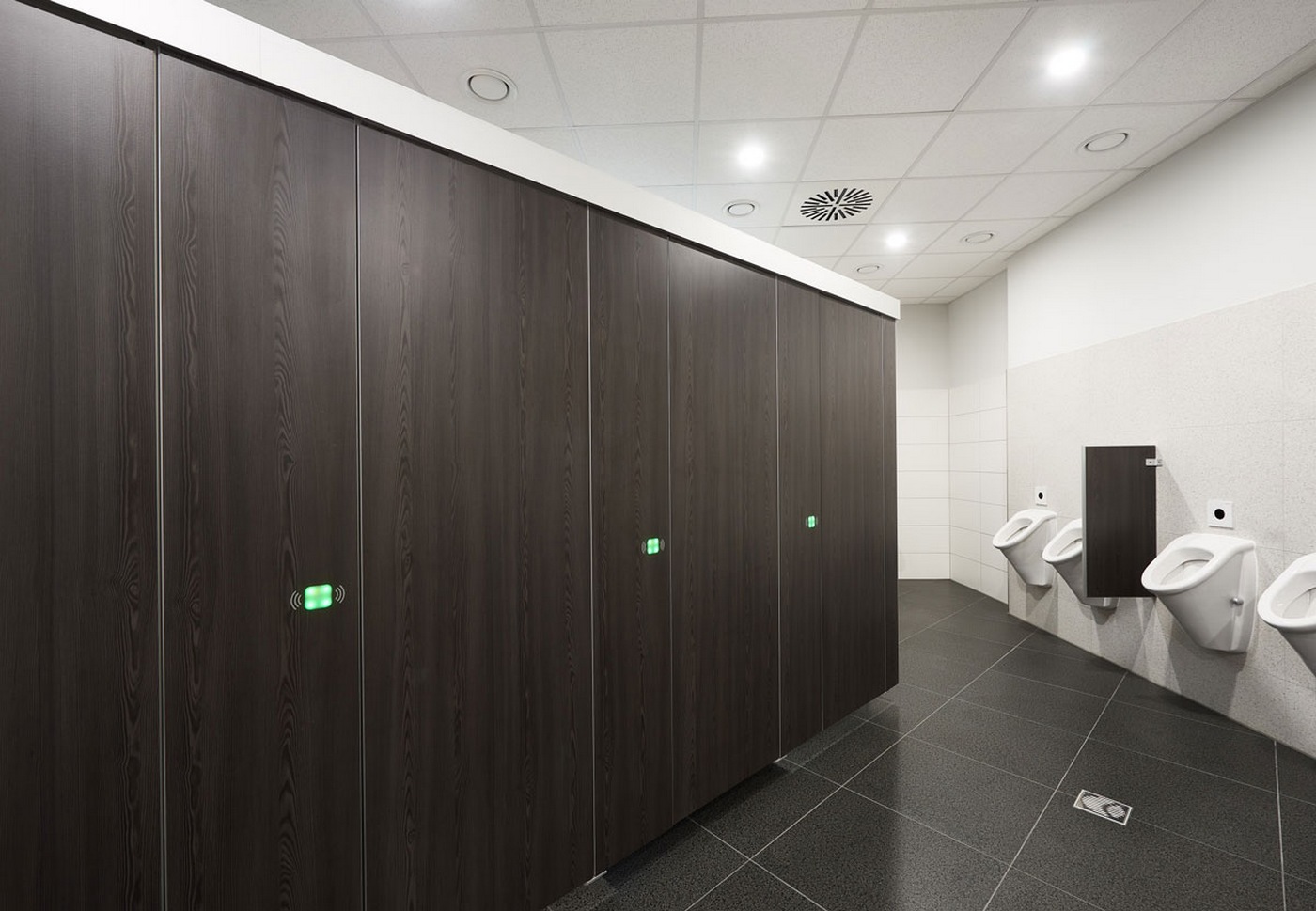 Zeitgemäß gestaltet wurden die Sanitäranlagen mit dem Trennwandsystem EF-3 von Schäfer. Foto: Schäfer Trennwandsysteme