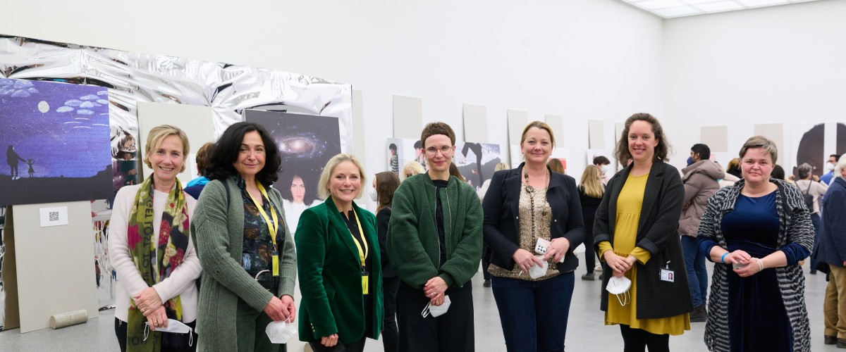 Amelie Fried, Eva Rapaport, Sharon Bruck, Judith Csiki, Christine Heger, Pia Brüner, Susanne Kurz (© Eveliene Klink / YouthNet) Amelie Fried, Eva Rapaport, Sharon Bruck, Judith Csiki, Christine Heger, Pia Brüner, Susanne Kurz (© Eveliene Klink / YouthNet)