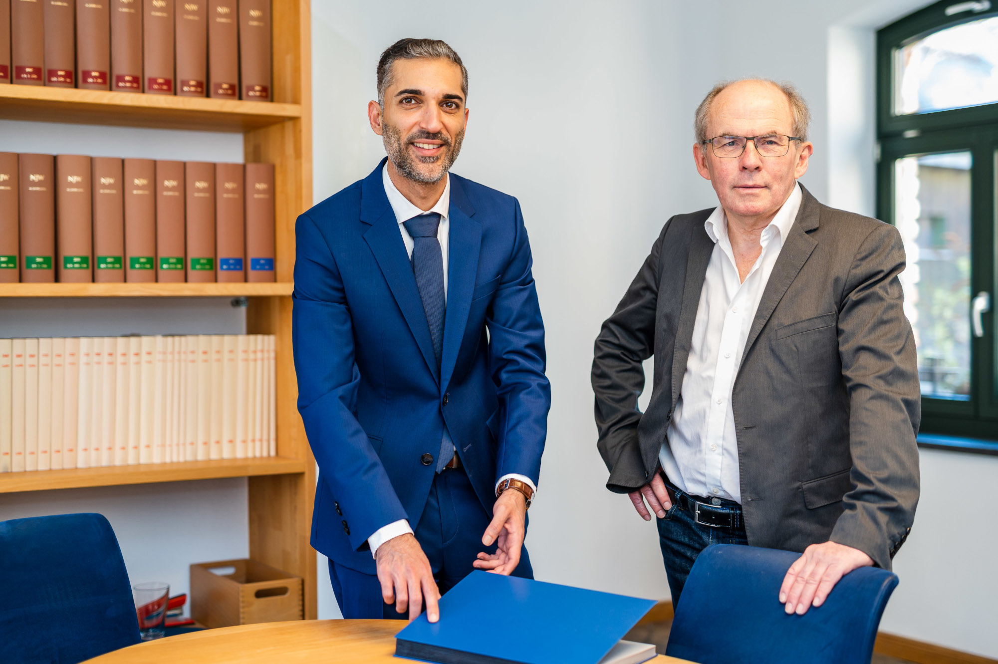 Sie möchten sich für ihre Mandanten engagieren (v.l.): Reza Ghaziaskar und Joseph Schnitzler (Bildquelle: Peter Johann Kierzkowski) Sie möchten sich für ihre Mandanten engagieren (v.l.): Reza Ghaziaskar und Joseph Schnitzler (Bildquelle: Peter Johann Kierzkowski)