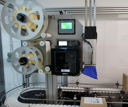 REA LABEL Servo Etikettierer: mit Höhenausgleich und Tempo mehr Automatisierung im Versand. REA LABEL Servo Etikettierer: mit Höhenausgleich und Tempo mehr Automatisierung im Versand.