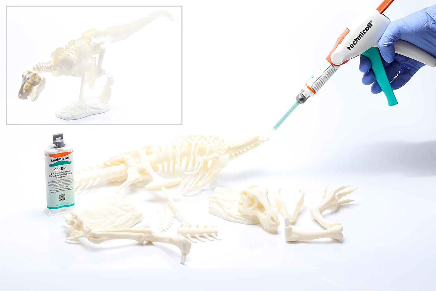 Hier werden die gedruckten Teile eines Dinosaurier-Modells mit technicoll®9410-1 geklebt. Hier werden die gedruckten Teile eines Dinosaurier-Modells mit technicoll®9410-1 geklebt.