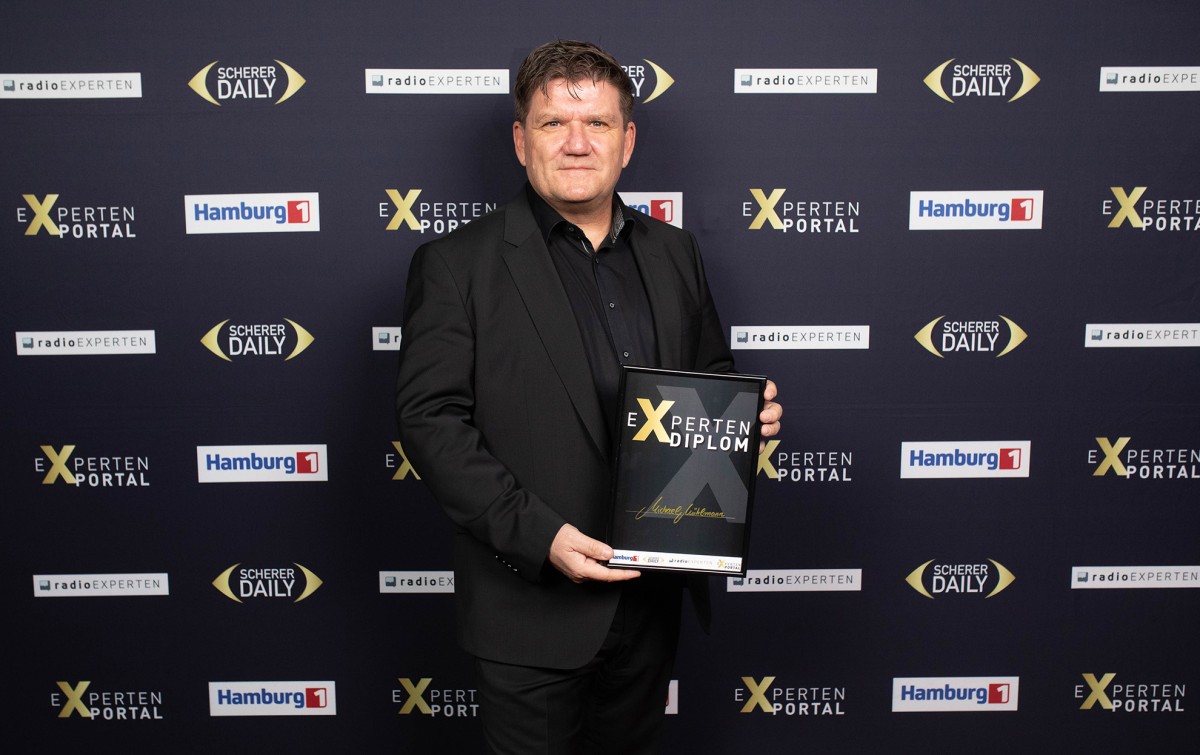 Michael Mühlmann erhält Experten Diplom und Platin Award (© Dominik Pfau) Michael Mühlmann erhält Experten Diplom und Platin Award (© Dominik Pfau)