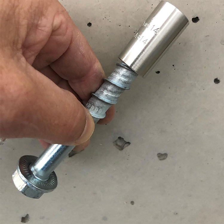 Betonschraube JC2 Plus ist mit der EJOT Prüfhülse vom DIBt für die Wiederverwendbarkeit zugelassen