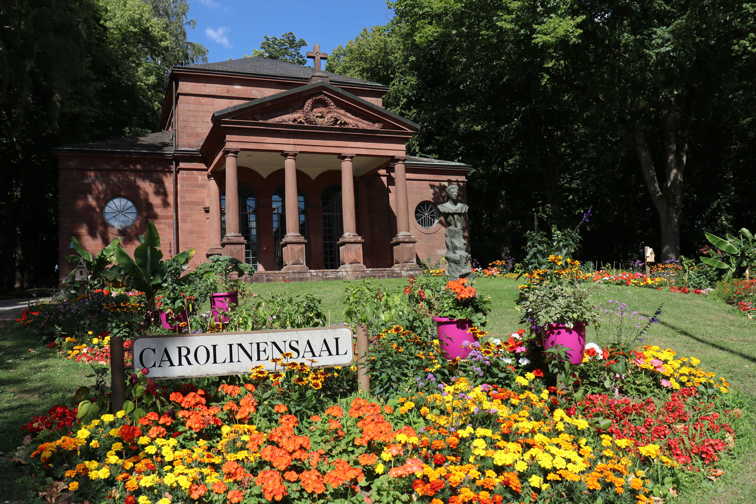 Der Carolinensaal im Stadtpark Alter Friedhof in Pirmasens (Bildquelle: Stadtverwaltung Pirmasens) Der Carolinensaal im Stadtpark Alter Friedhof in Pirmasens (Bildquelle: Stadtverwaltung Pirmasens)