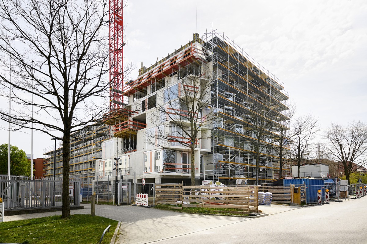 Mit dem Ende der Rohbauarbeiten haben der Trockenbau und die Installation der Haustechnik begonnen.  (© Bauwerk)