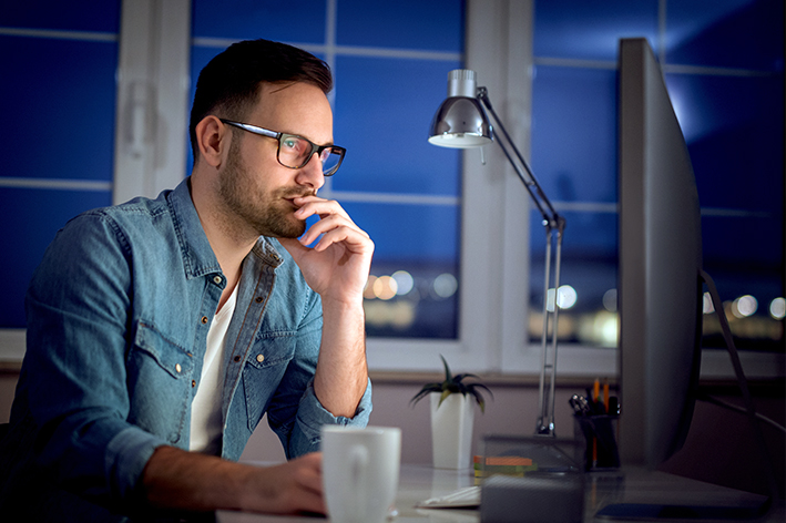 Wenn das Arbeitspensum nicht in der normalen Arbeitszeit geschafft wird (Bildquelle: ivanko80/stock.adobe.com)