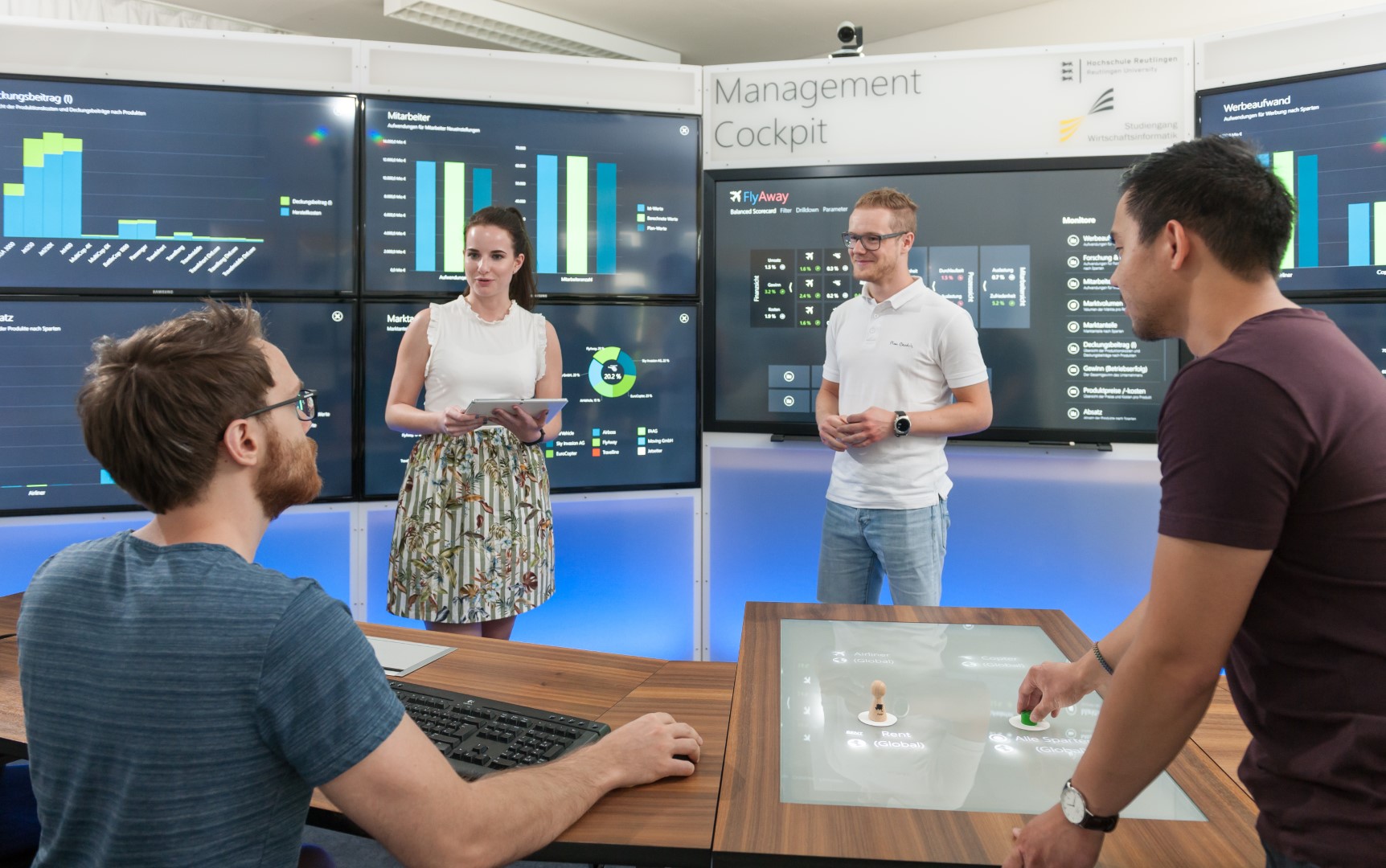 Studienalltag im Management Cockpit der Informatik. Mit ihrem Konzept orientiert sich die Informatik an dem Bedarf der Wirtschaft. Studienalltag im Management Cockpit der Informatik. Mit ihrem Konzept orientiert sich die Informatik an dem Bedarf der Wirtschaft.