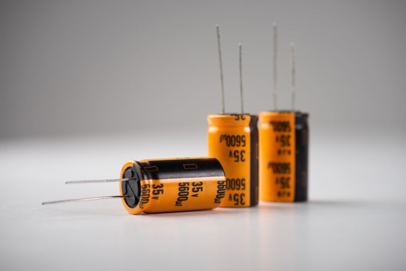 Ein Superkondensator wird auch als Ultrakondensator bezeichnet. Er kann sehr viel Energie speichern und hat eine gemessene Kapazität in Farad (ohne Vorsilben).