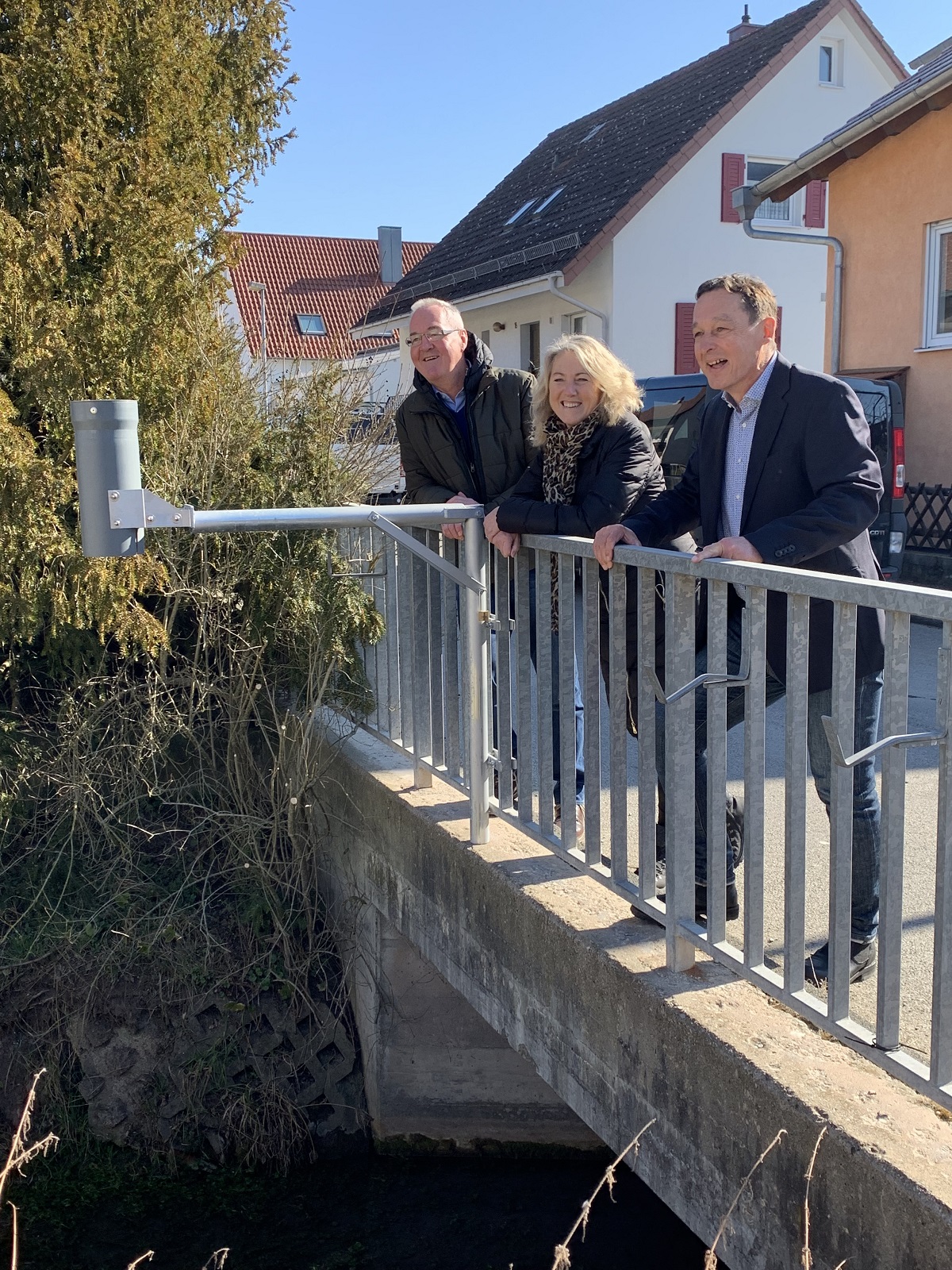Bürgermeisterin Christel Halm, Thomas Trettel (tablano), Edmund Berg (edberg kommunal) / Das neue Hochwasser-Frühwarnsystem Bürgermeisterin Christel Halm, Thomas Trettel (tablano), Edmund Berg (edberg kommunal) / Das neue Hochwasser-Frühwarnsystem