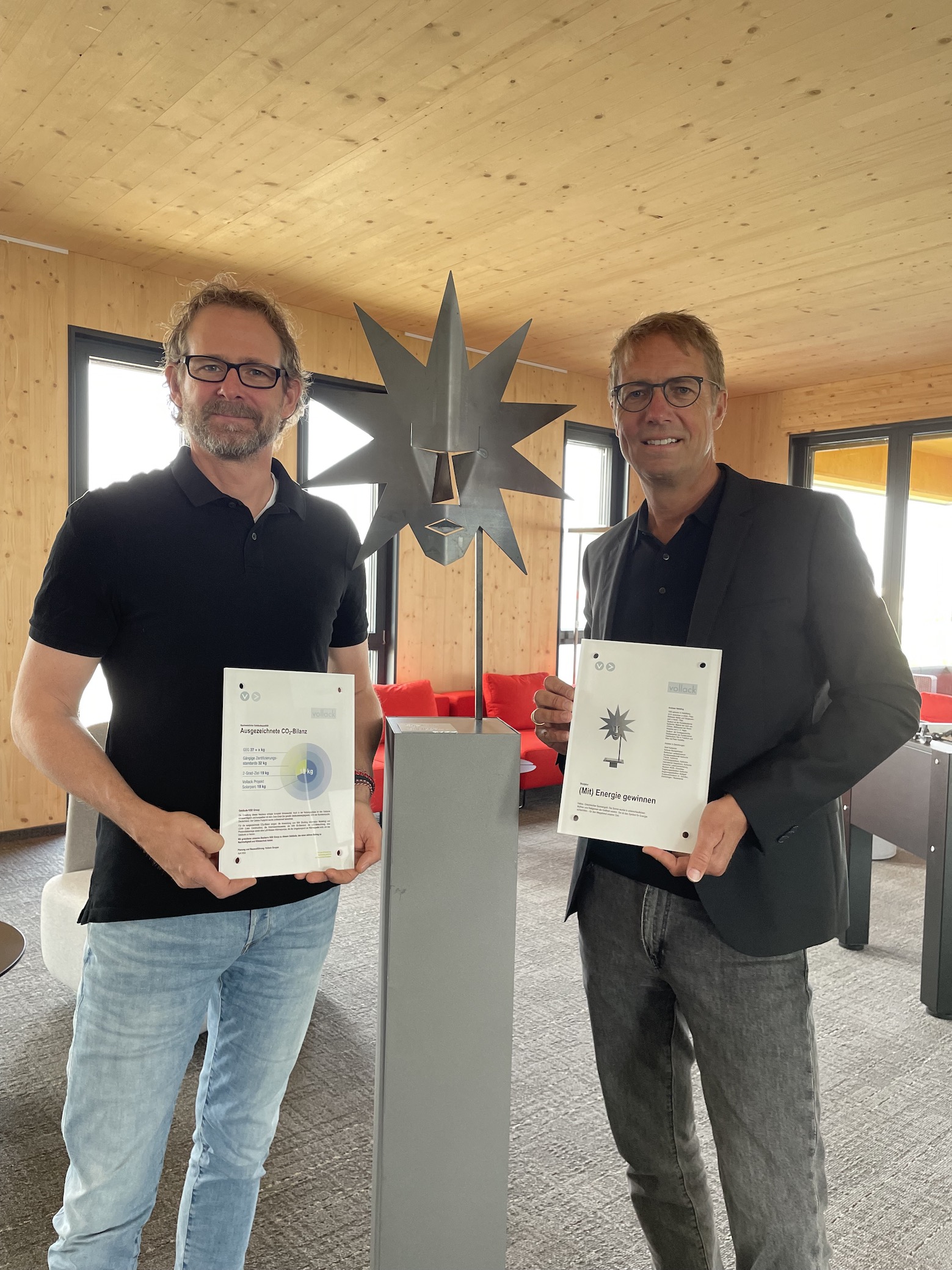 Überreichung der Skulptur„(Mit) Energie gewinnen“(Bildquelle: Vollack) Überreichung der Skulptur„(Mit) Energie gewinnen“(Bildquelle: Vollack)