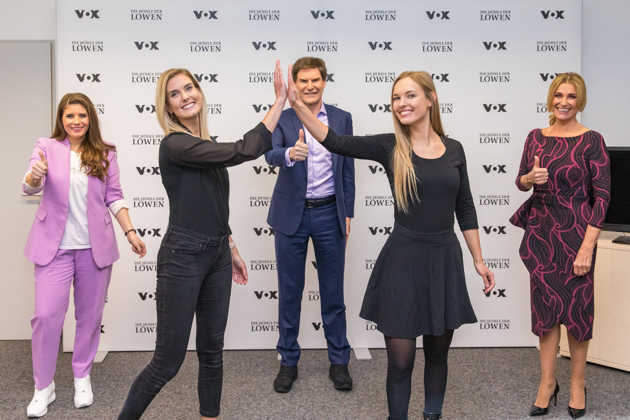Die Gründerinnen von Xeem Géraldine Ulrichs und Janine Weirich mit den Löwen
