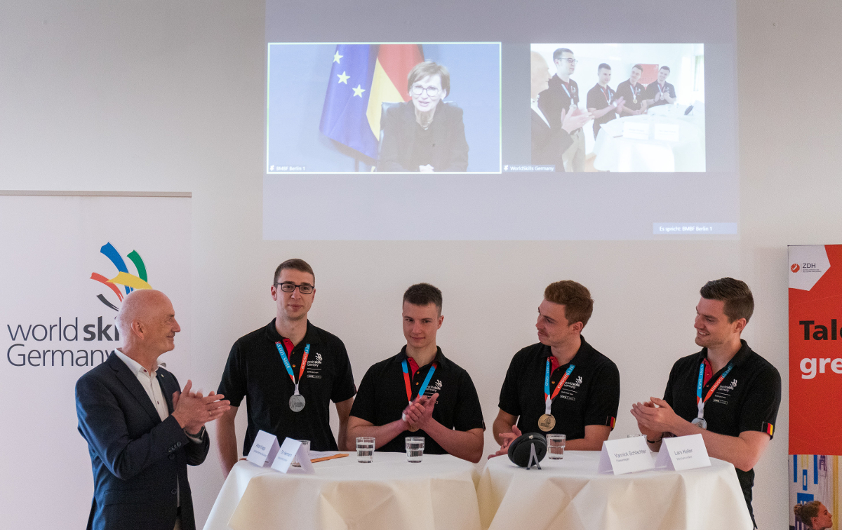 Bundesbildungsministerin Bettina Stark-Watzinger im Gespräch mit Medaillenträgern der EM der Berufe. Bundesbildungsministerin Bettina Stark-Watzinger im Gespräch mit Medaillenträgern der EM der Berufe.