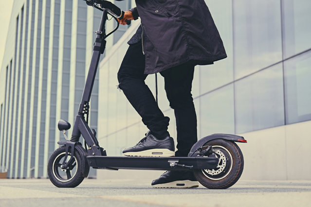 Wer einen E-Scooters besitzt, benötigt dafür eine Kfz-Haftpflichtversicherung. (Bildquelle: ERGO Group) Wer einen E-Scooters besitzt, benötigt dafür eine Kfz-Haftpflichtversicherung. (Bildquelle: ERGO Group)