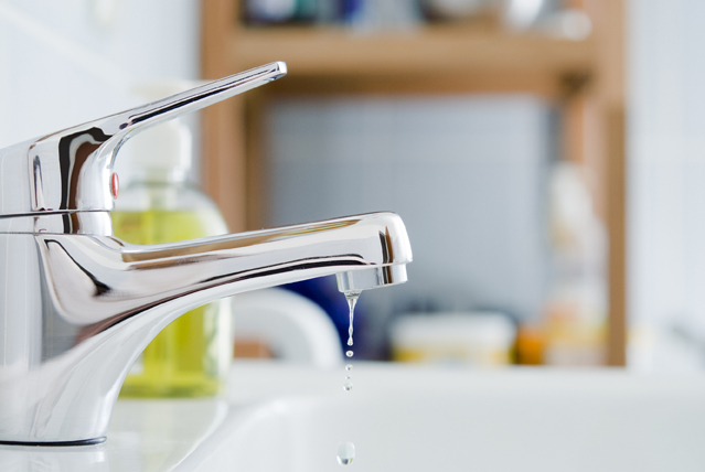Wer während des Zähneputzens den Hahn abstellt, kann viel Wasser sparen. (Bildquelle: ERGO Group) Wer während des Zähneputzens den Hahn abstellt, kann viel Wasser sparen. (Bildquelle: ERGO Group)