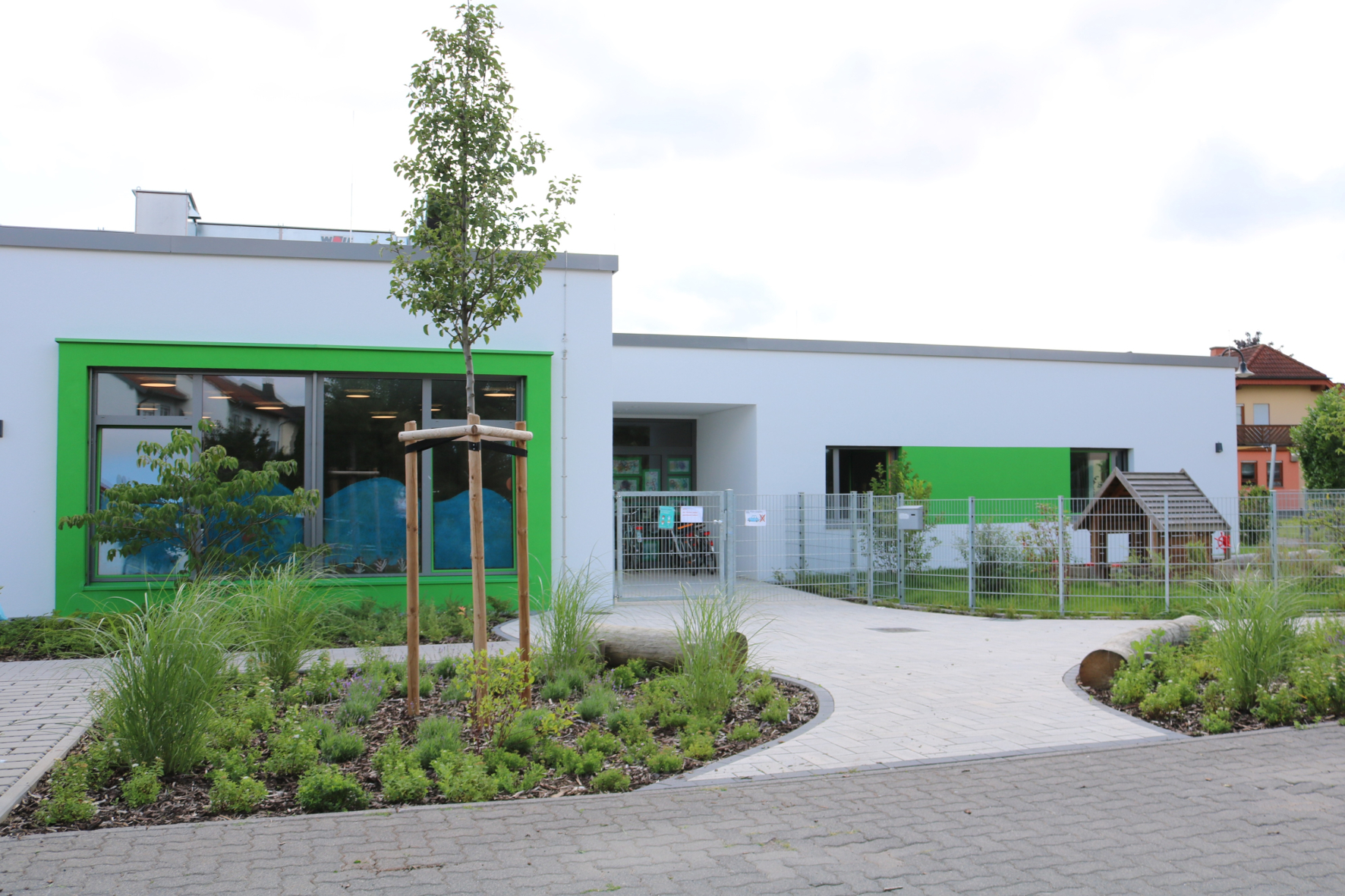 Neue Kindertagesstätte mit markanter Betonung der Gruppen- und Aufenthaltsräume. (Foto: Verbandsgemeindeverwaltung Weissenthurm) Neue Kindertagesstätte mit markanter Betonung der Gruppen- und Aufenthaltsräume. (Foto: Verbandsgemeindeverwaltung Weissenthurm)